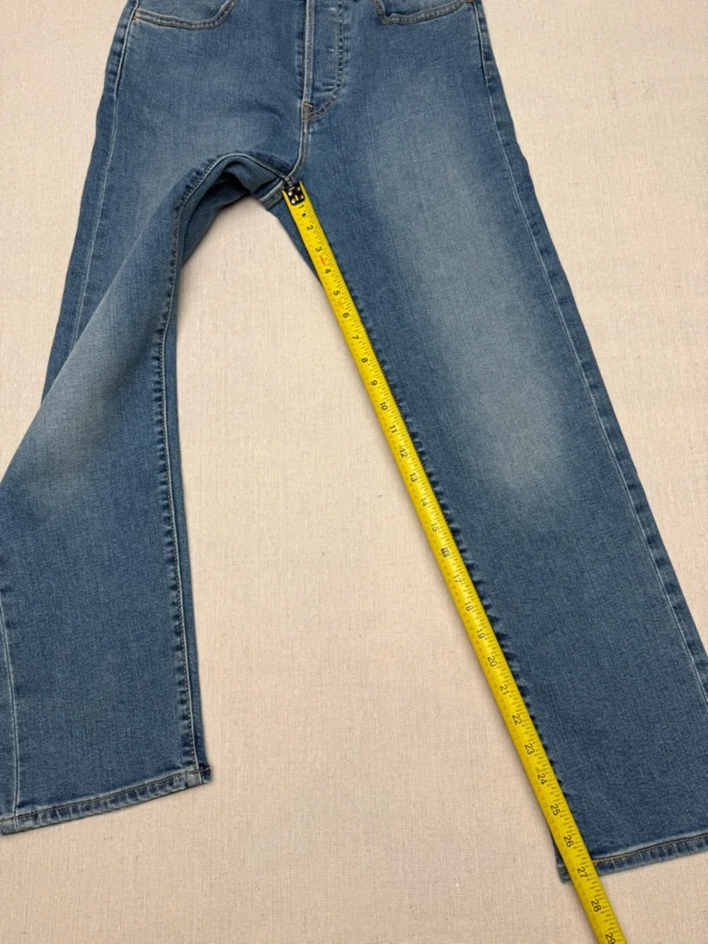 Levis Wedgie Straight
Womens 28
Blue Denim, High Rise, Button Fly Stone Wash - Picture 7 of 9